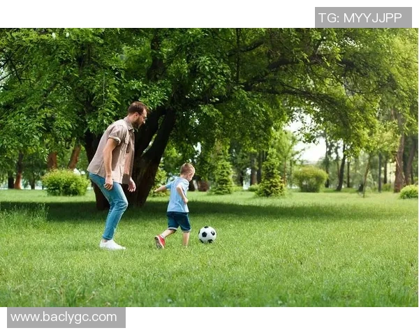 足球明星亲自指导儿子成长之路展现父爱与运动精神的完美结合 足球明星亲自指导儿子成长之路展现父爱与运动精神的完美结合